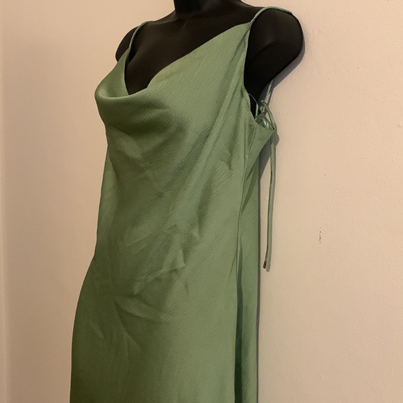 MISS LOLA Green cowl neck dress - Picture 4 of 6